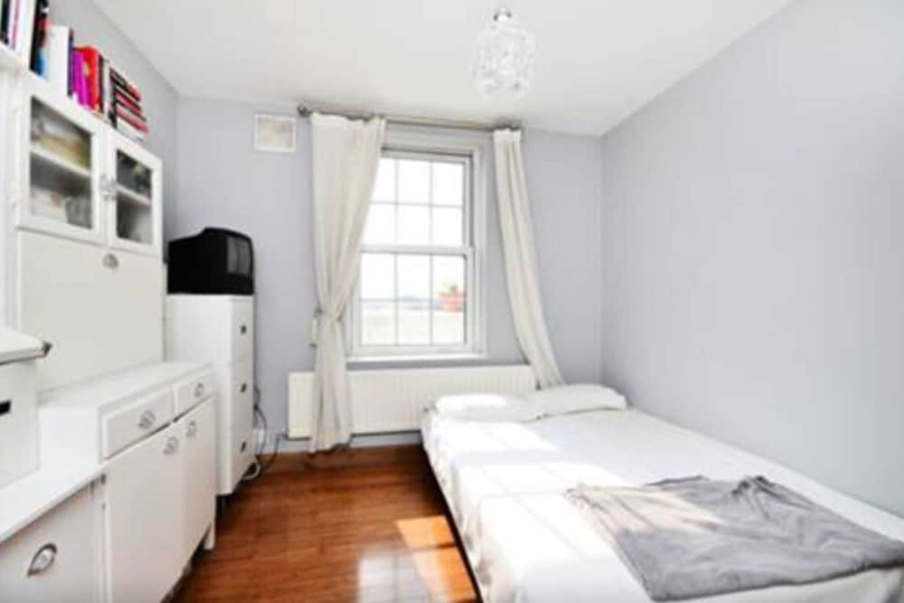 Фото Stylish 2 Bed Between Camden Town & Primrose Hill