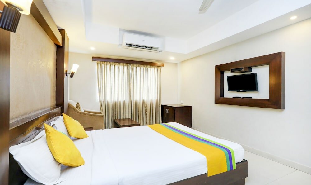 Фото Itsy by Treebo - Greenwood Inn And Suites