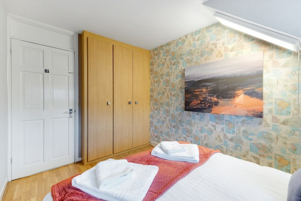 Фото Serviced 4 Bdrm 2 bath house Maidenhead