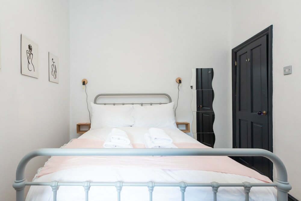 Фото Serene and Spacious 1 Bedroom Garden Flat in Clapton