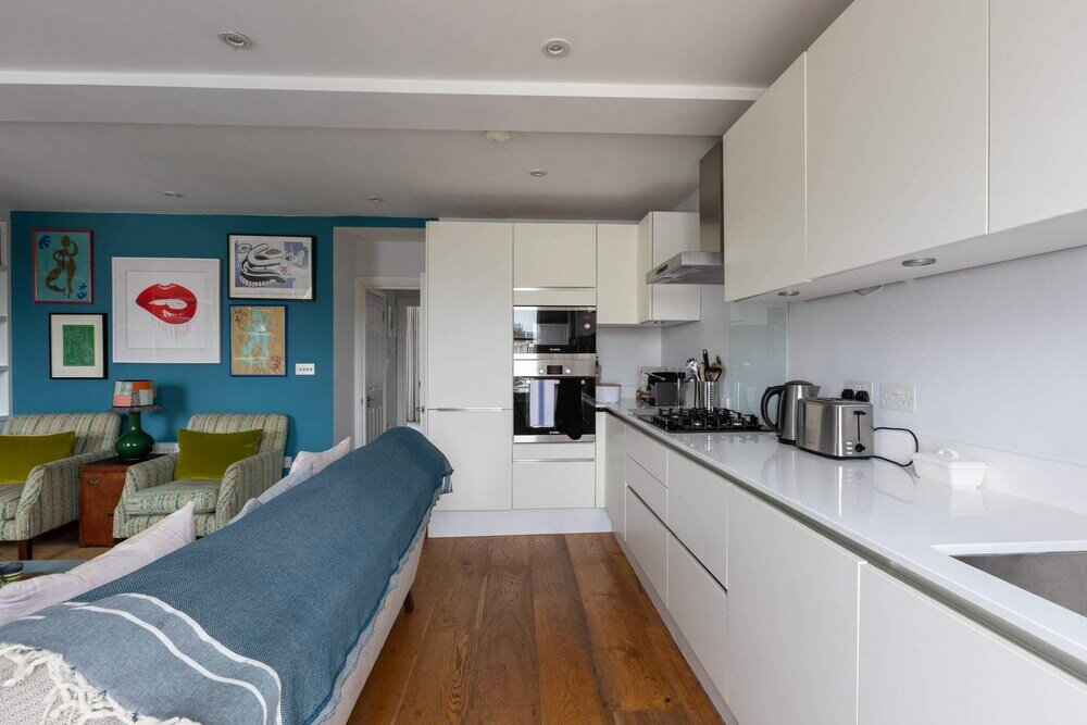 Фото Spacious 3 Bedroom in Notting Hill With Balcony