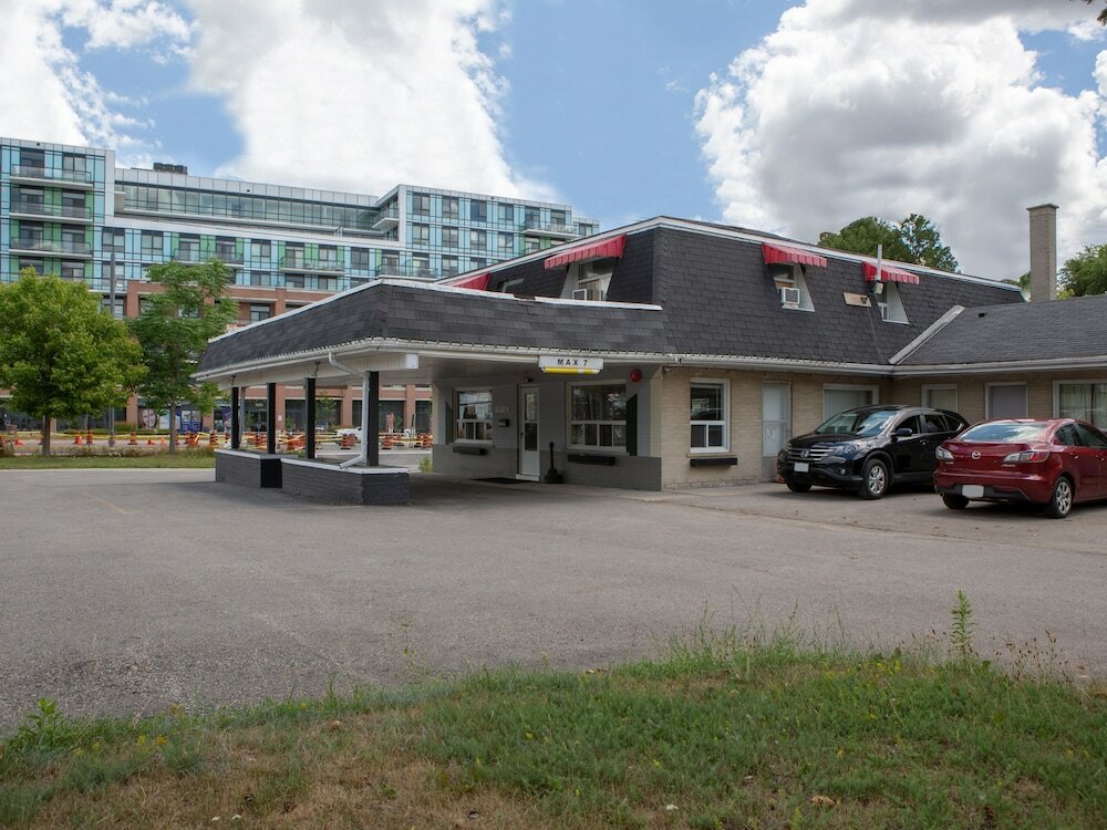 Фото Hotel Richmond Hill On North