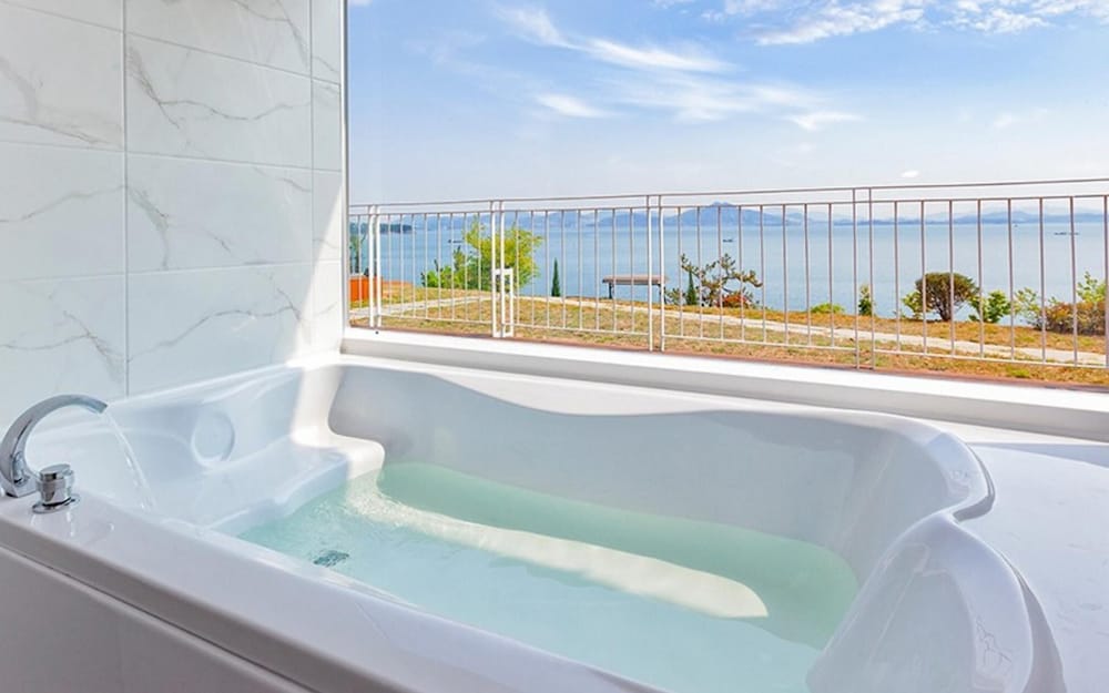 Фото Yeosu Marine Terrace Poolvilla