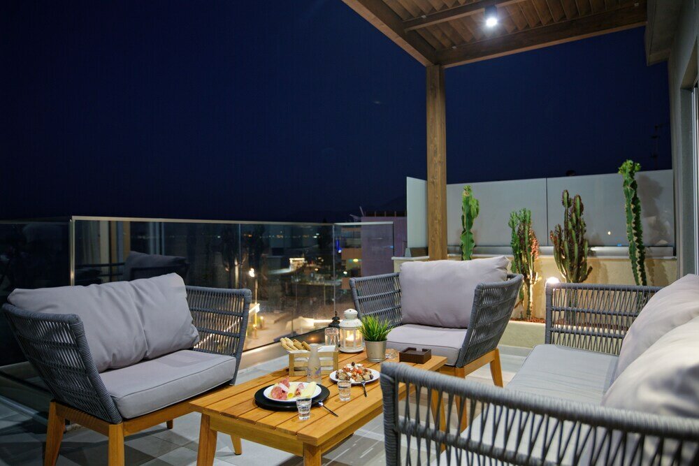 Фото Hersonissos Beach Front Suites