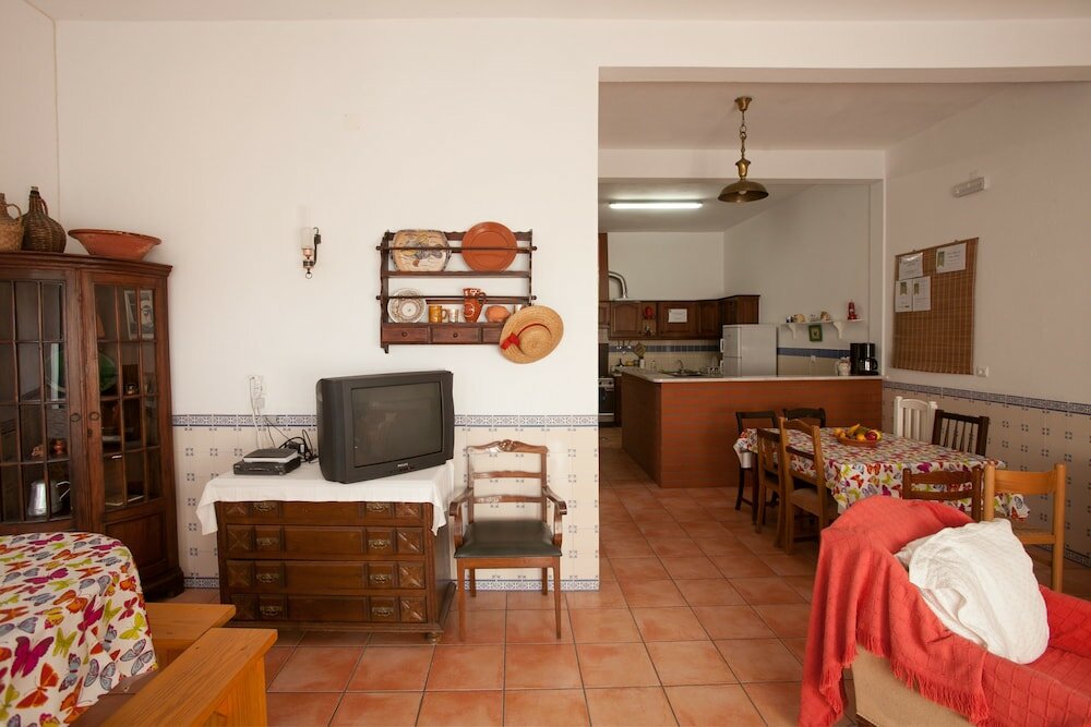 Фото Ericeira Chill Hill Hostel & Private Rooms - Peach Garden