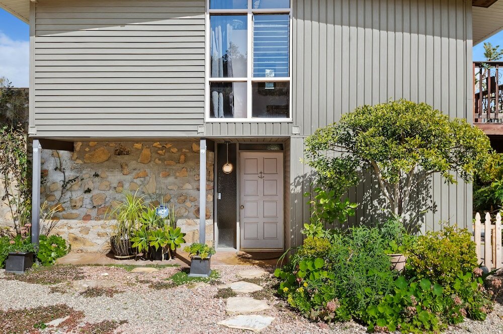 Фото Padaro Midcentury Beach & Garden