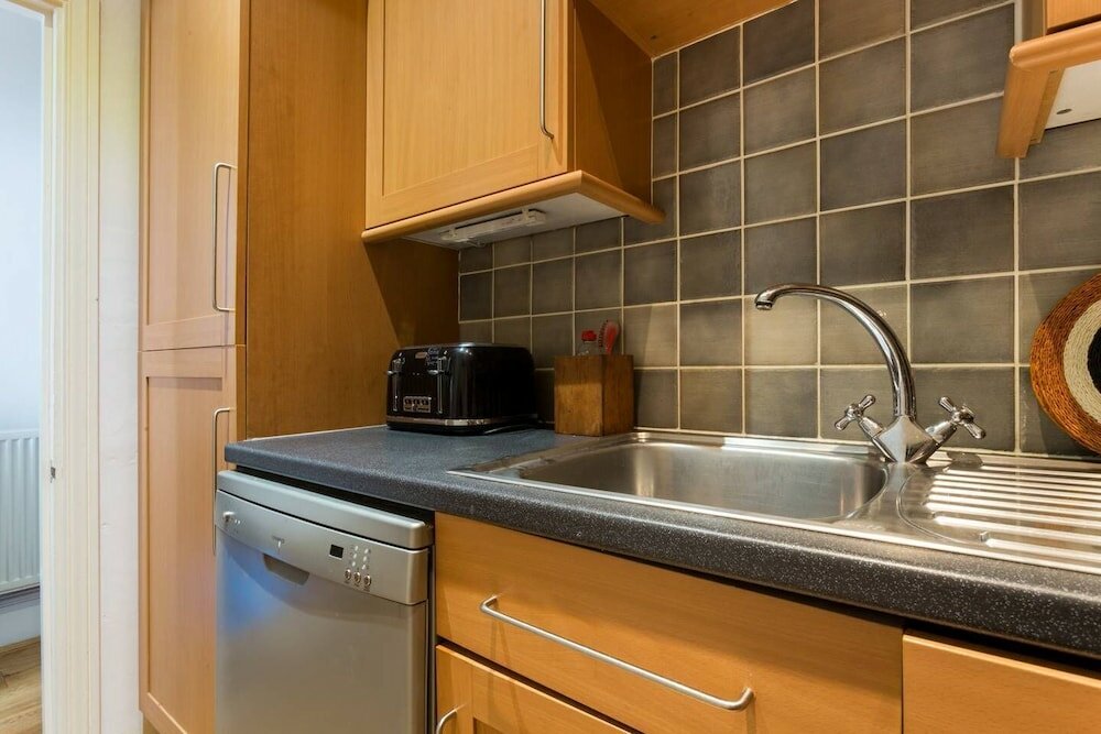Фото Bright and Beautiful 2 Bed Flat Near Hyde Park