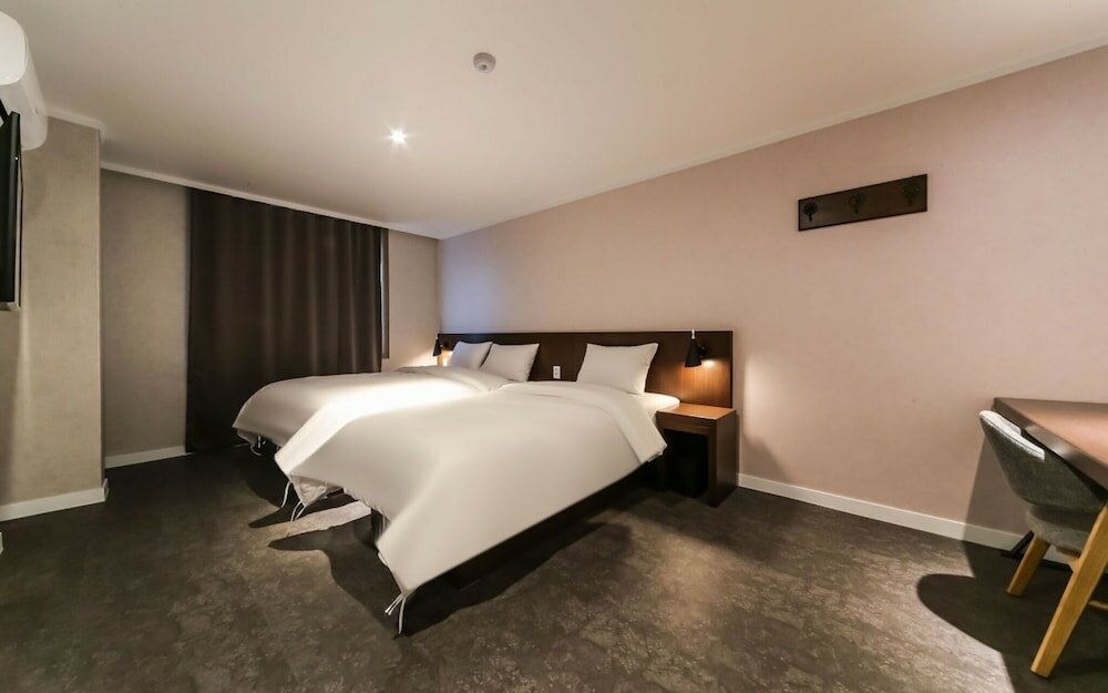 Фото Geojedo Jangseungpo Hotel Carara