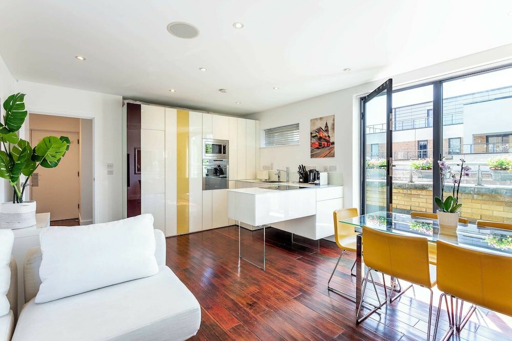 Фото Modern Tower Hill Penthouse