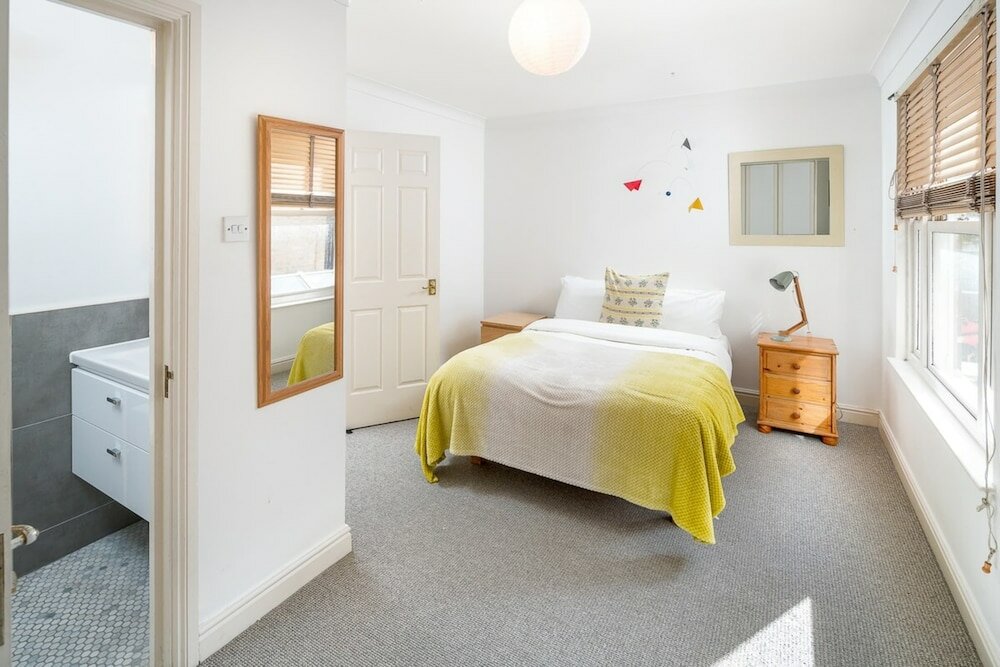 Фото 3 Bed House, Sleeps 8 - Near St Pancras