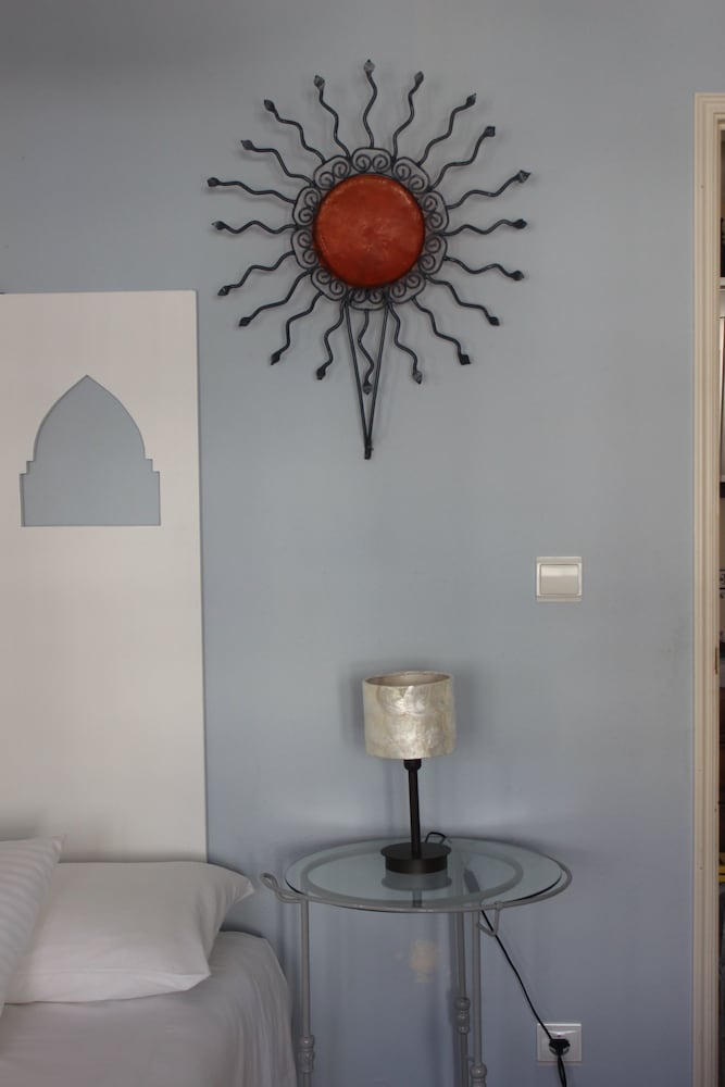 Фото Ericeira Chill Hill Hostel & Private Rooms - Peach Garden