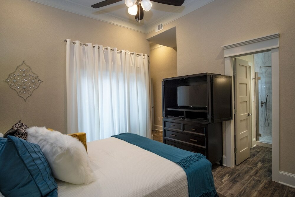 Фото Brand New Large Impressive House Near Downtown!