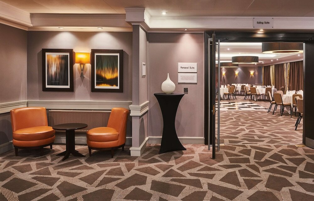 Фото DoubleTree by Hilton Hotel London - Ealing