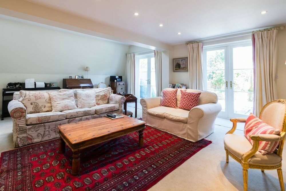 Фото Traditional 5 Bed Family Home Near theTube