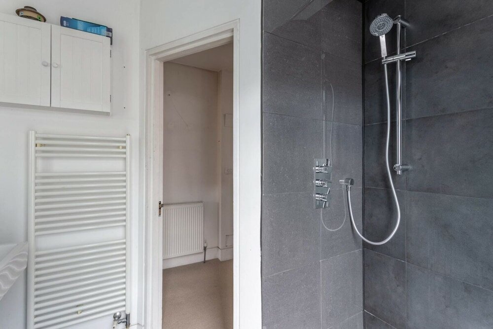 Фото Large Modern Maisonette in Southfields