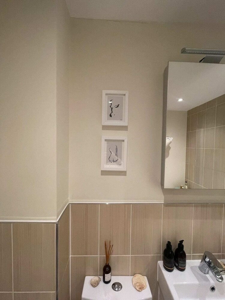 Фото Beautiful & Stylish 1bd Flat - Fulham