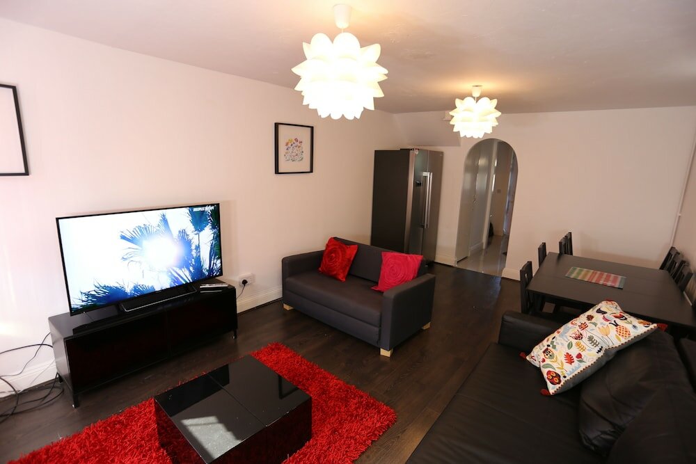 Фото Beautiful 3 Beds House - Thamesmead