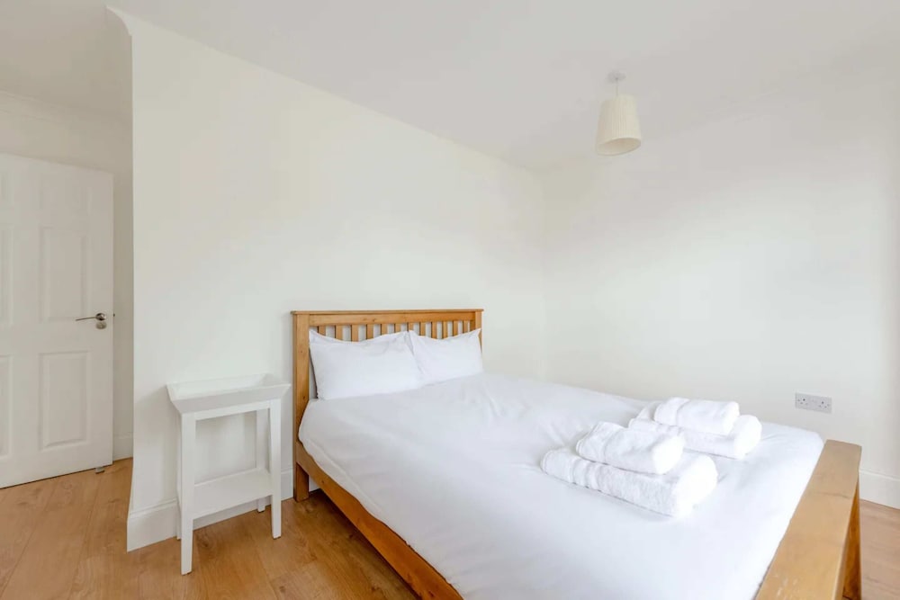 Фото Bright & Spacious 5bd House - Peckham