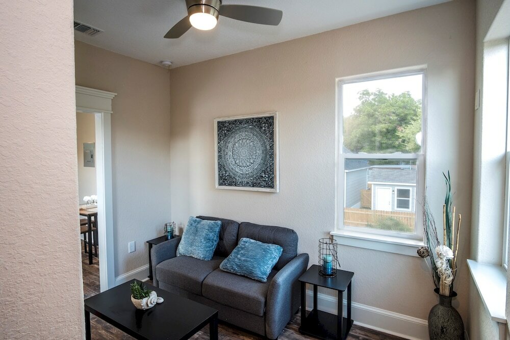 Фото Brand New Large Impressive House Near Downtown!