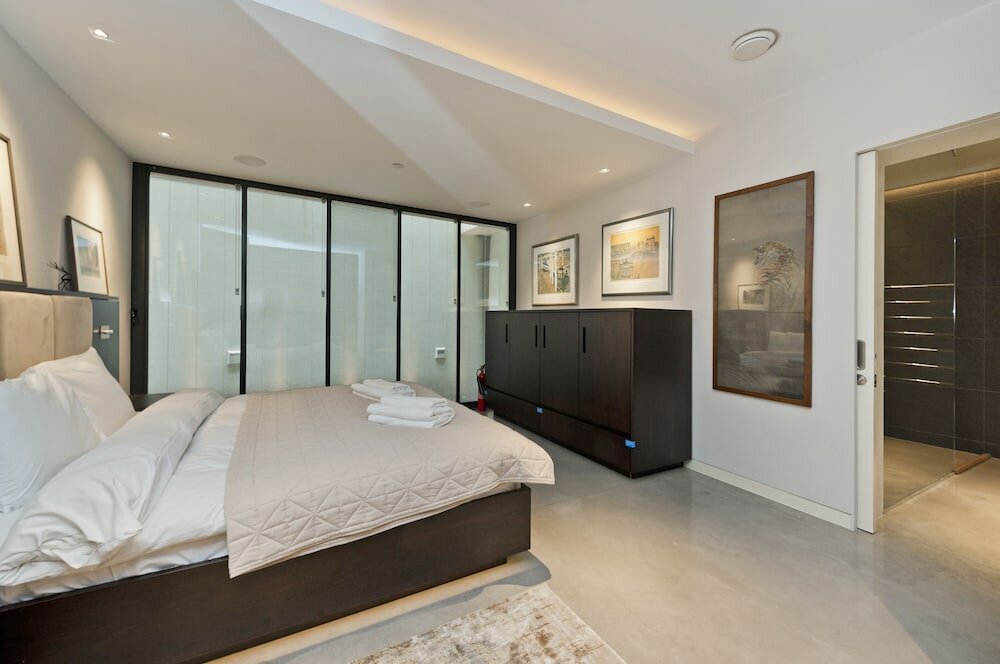 Фото Amazing South Kensington Mews House by Underthedoormat