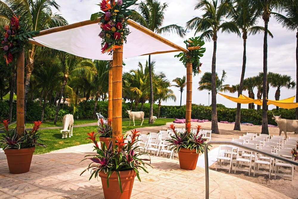 Фото Kimpton Surfcomber Hotel, an Ihg Hotel