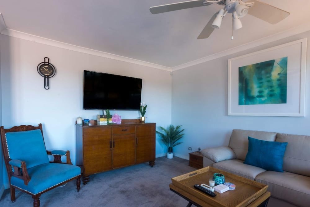 Фото Character 3 Bedroom Home With Pool and Balcony