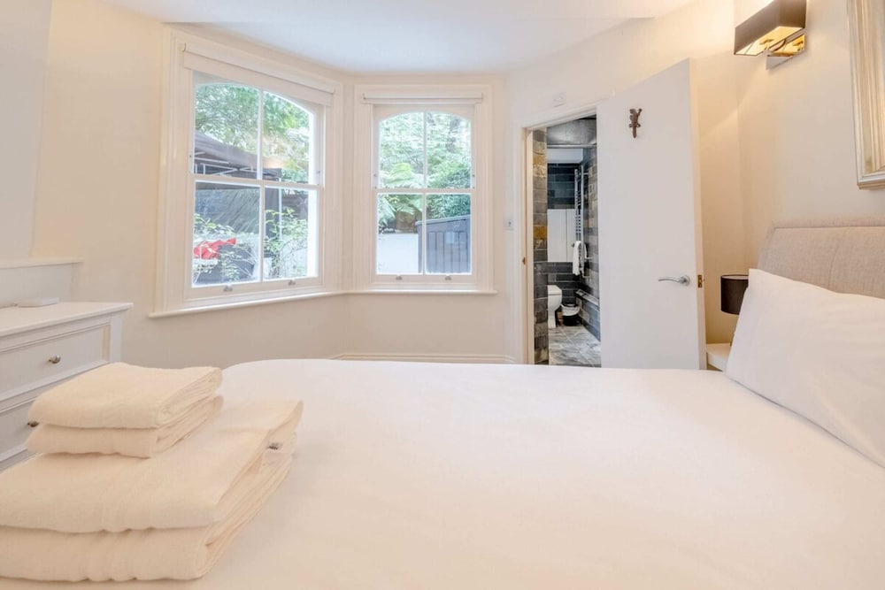 Фото Gorgeous 2bd Flat With Patio - South Kensington!