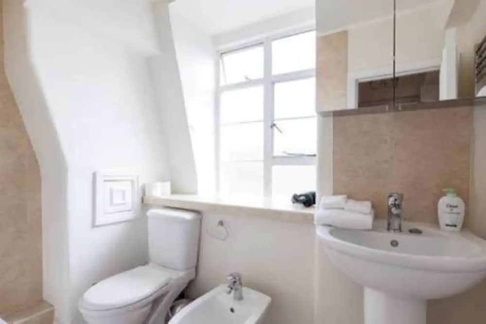 Фото Stunning 1 Bedroom Apartment in Chelsea