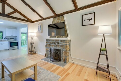 Гостиница Creekside Hudson Valley Retreat ~ 4 Mi to Winery! в Монро