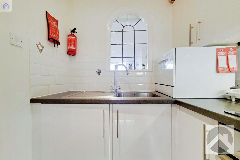 Фото 2 Bed &1 Bath Apartment in Canary Wharf