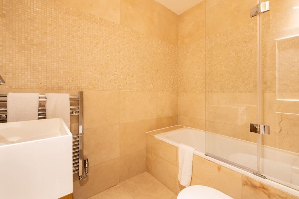 Фото The London Hideout - Glamorous 2bdr Flat With Garden