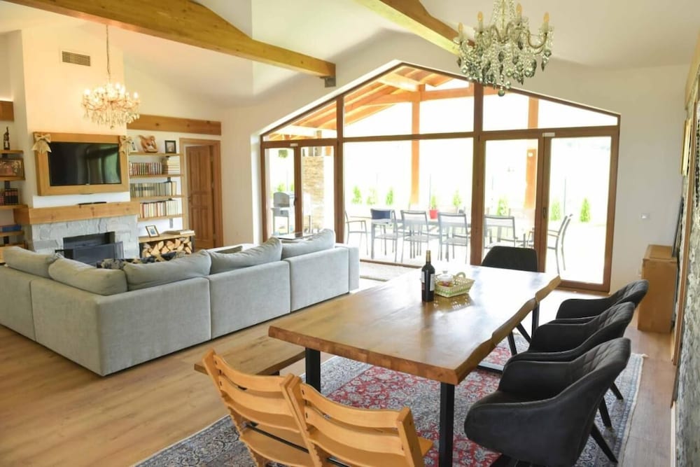 Фото Luxurious Chalet near Pirin Golf Resort