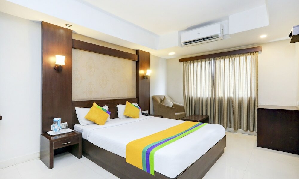 Фото Itsy by Treebo - Greenwood Inn And Suites