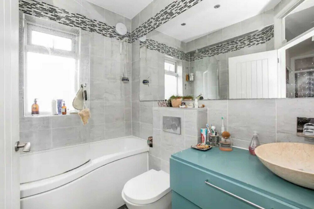 Фото Gorgeous Refurbished 2 Bedroom Apartment With Garden