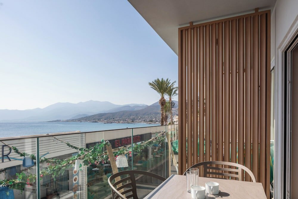 Фото Skipper Beachfront Suites