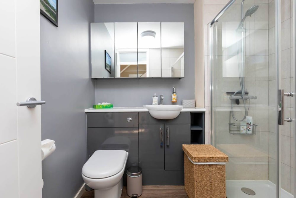 Фото Quiet 3 Bedroom House With a Garden in Putney