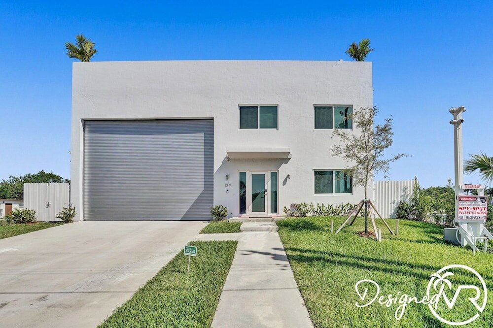 Фото 3-storey Home with Beautiful Lake View