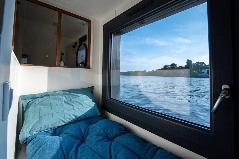 Фото Péniche Carpe Diem La Rivière House