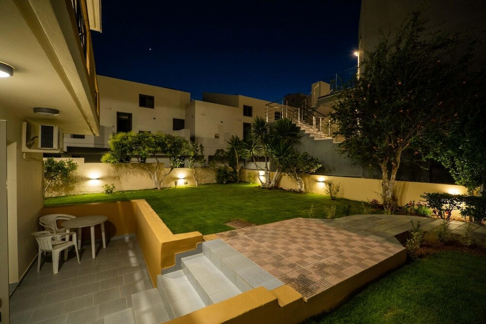 Фото Manos Beachside Apartments