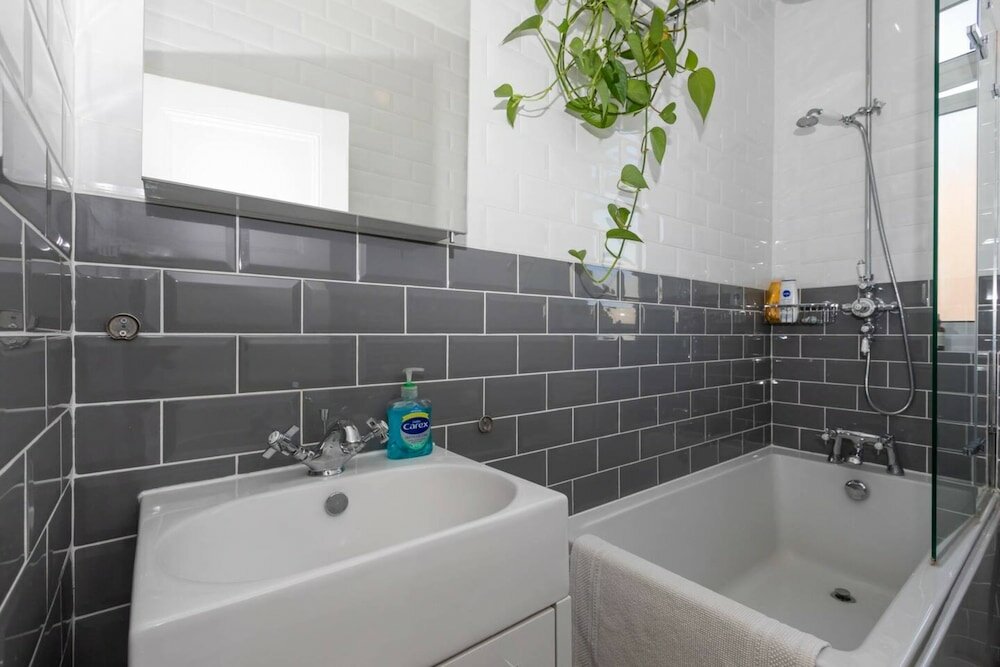 Фото Bright 1 Bedroom Flat Near the Tube