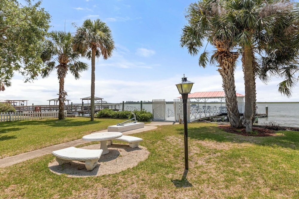 Фото 1401 Chatham Ave