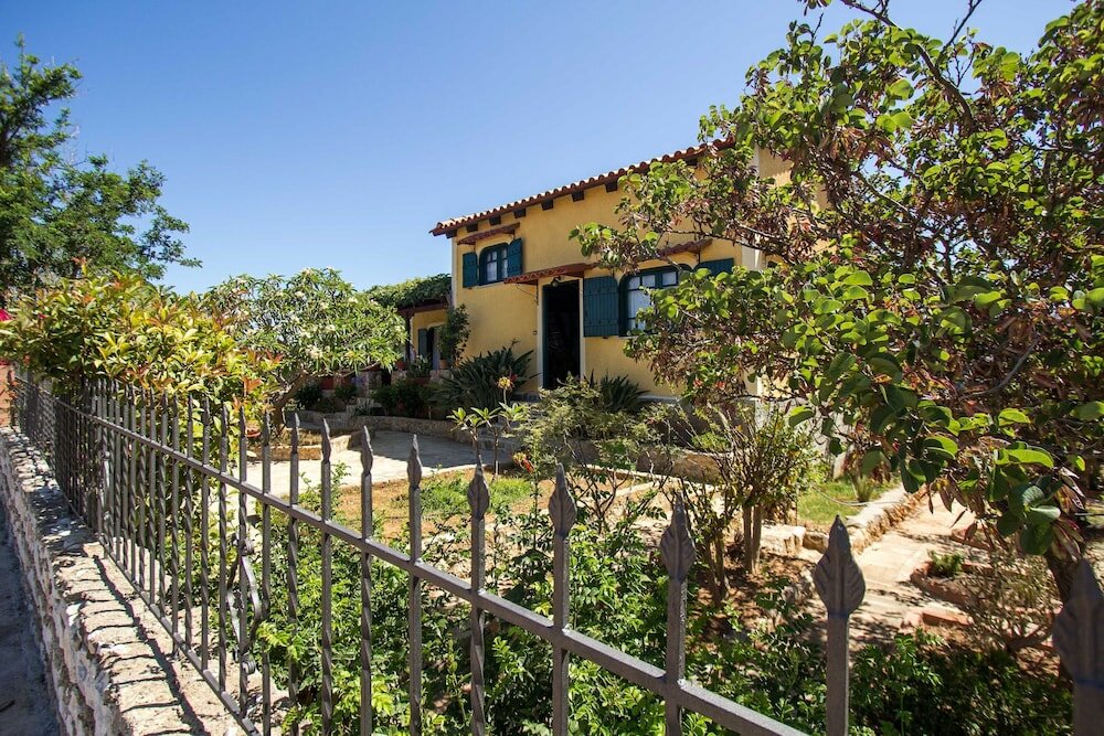 Фото Gorgeous Stone Cottage by the sea