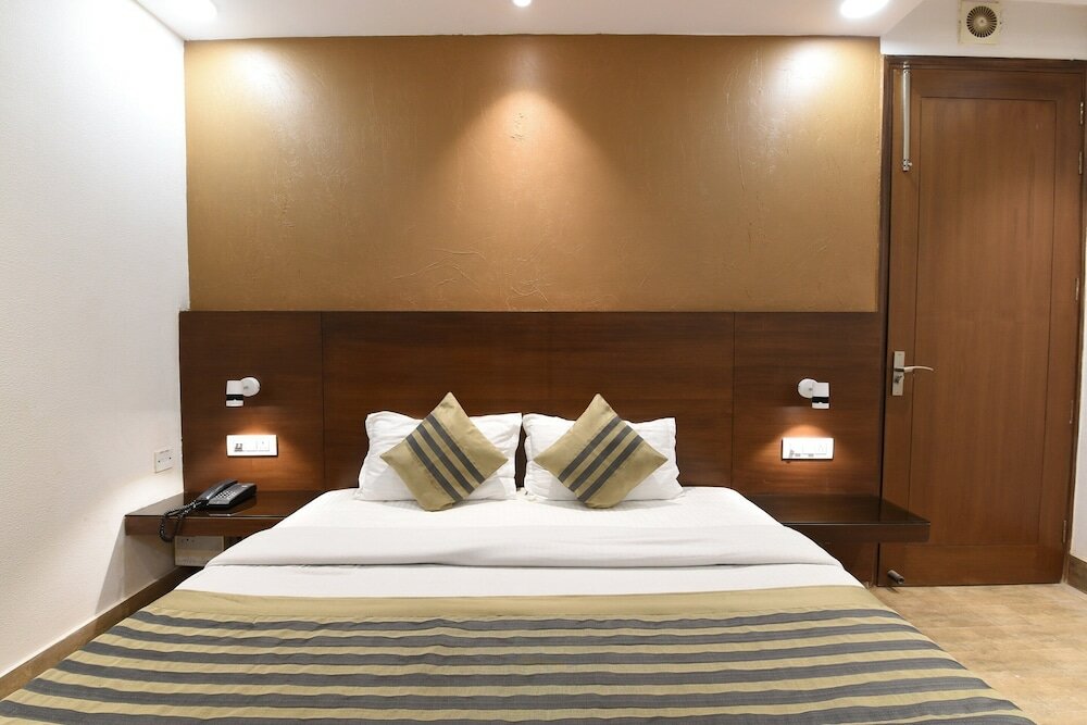 Фото Oyo Flagship 5383 Hotel Under Bridge Inn