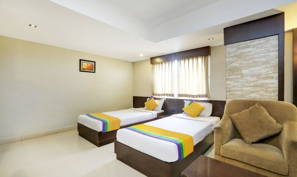 Фото Itsy by Treebo - Greenwood Inn And Suites