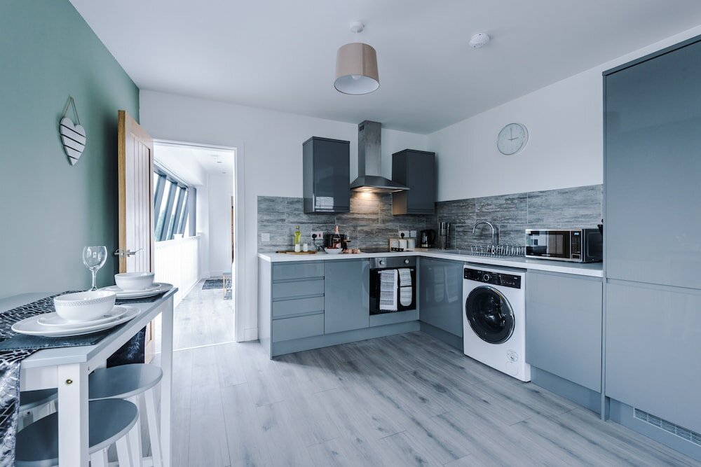 Фото One&Two Bedroom Luxe Apts near Trafford