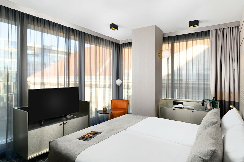 Фото Emerald Hotel & Suites 