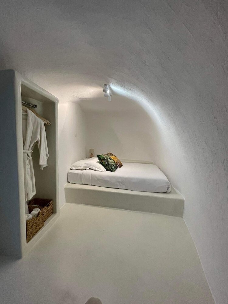 Фото White Curves