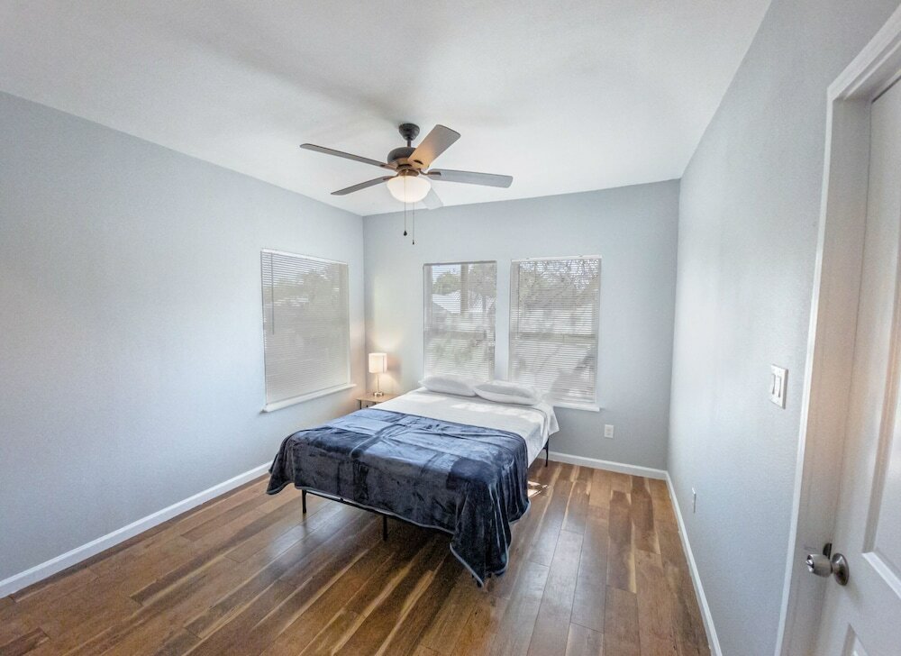 Фото Magnificent Large Home Near Downtown