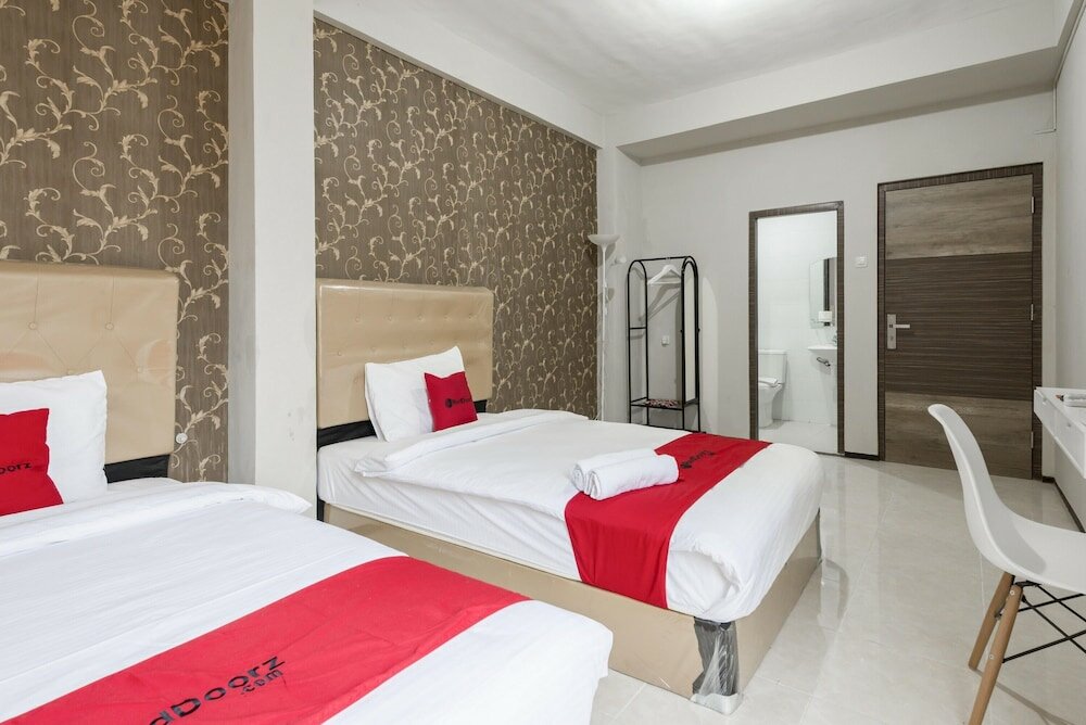 Фото RedDoorz near Grand City Mall 2