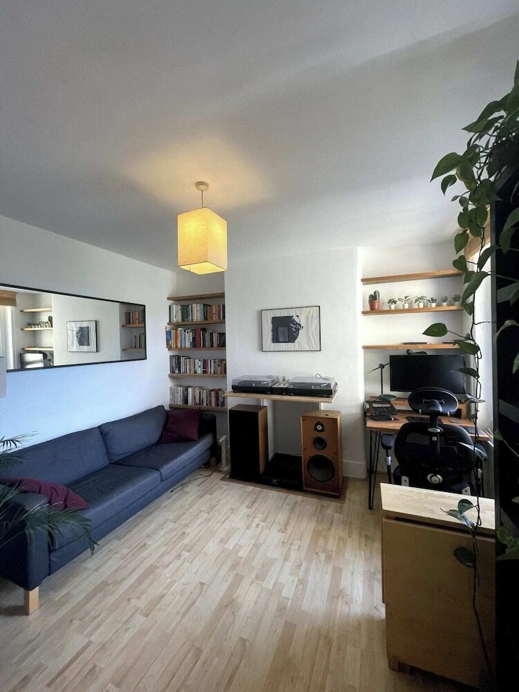 Фото Cosy & Radiant 2bd Flat - Walworth!